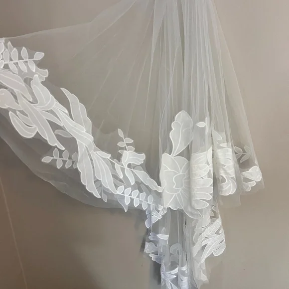 Elegant White Floral Veil - Picture 3 of 9